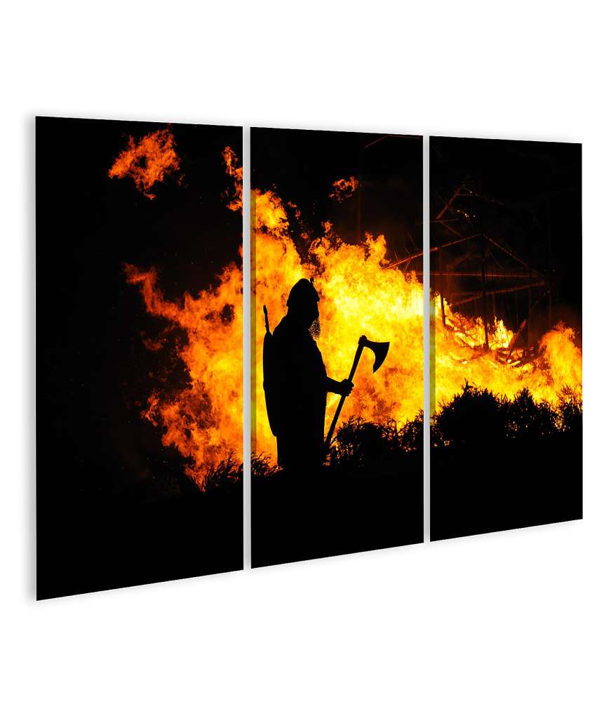 Islandburner Bild auf Leinwand Darstellung eines tapferen Wikingers inmitten eines brennenden Gebäudes