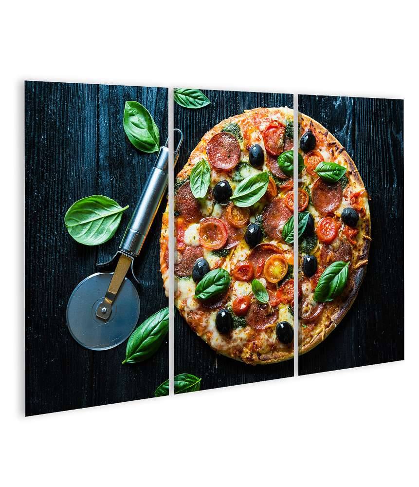 Islandburner Bild auf Leinwand Lebhaftes Wandbild einer Salami-Pizza mit Oliven und Basilikum in Pizzeria