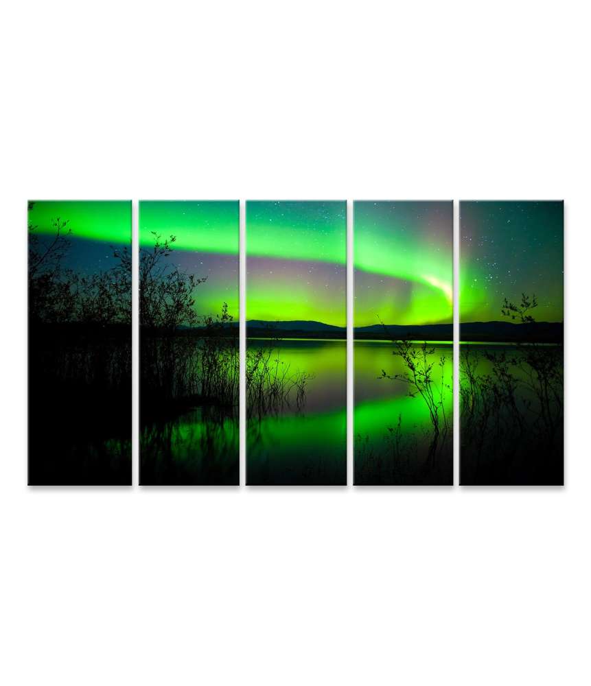 Islandburner Bild auf Leinwand Spiegelnder See unter Nordlichtern und Wetterleuchten in Norwegen im Angebot
