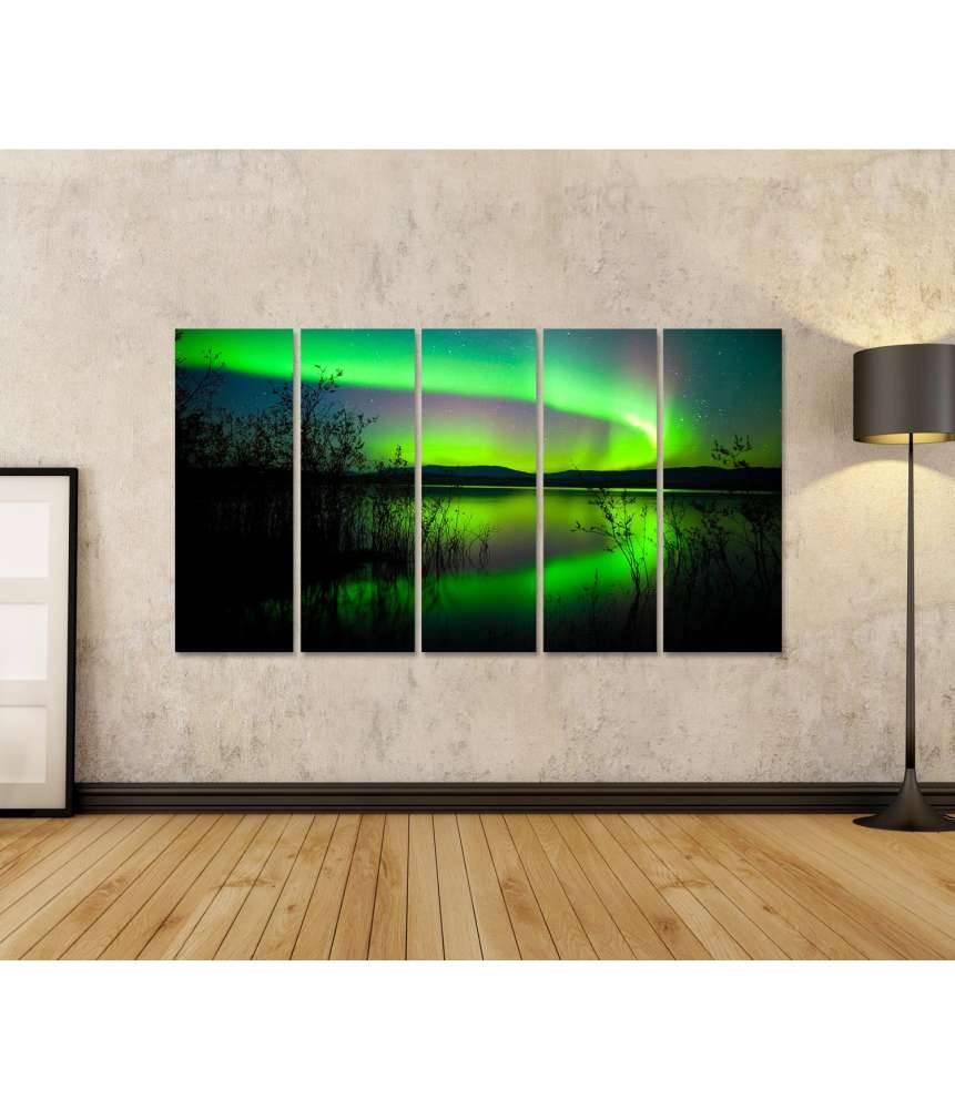 Islandburner Bild auf Leinwand Spiegelnder See unter Nordlichtern und Wetterleuchten in Norwegen im Angebot