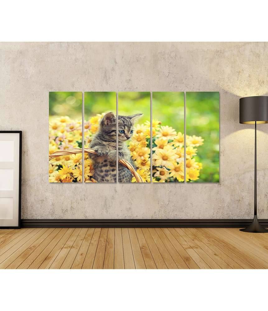 Islandburner Bild auf Leinwand Entzückendes Wandbild eines jungen Kätzchens in einem blumenreichen Garten Fabrikverkauf