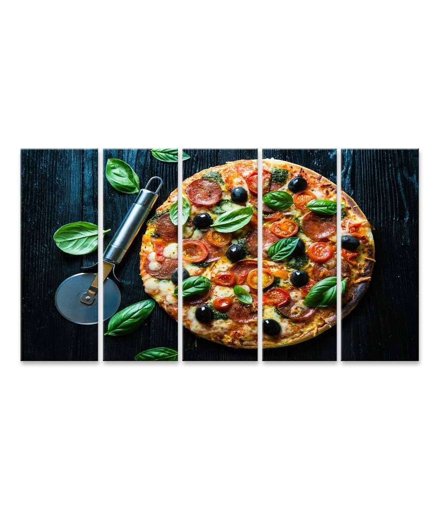Islandburner Bild auf Leinwand Lebhaftes Wandbild einer Salami-Pizza mit Oliven und Basilikum in Pizzeria