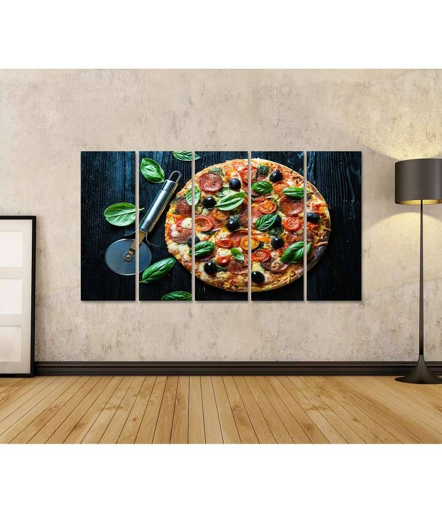 Islandburner Bild auf Leinwand Lebhaftes Wandbild einer Salami-Pizza mit Oliven und Basilikum in Pizzeria Meist gekauft