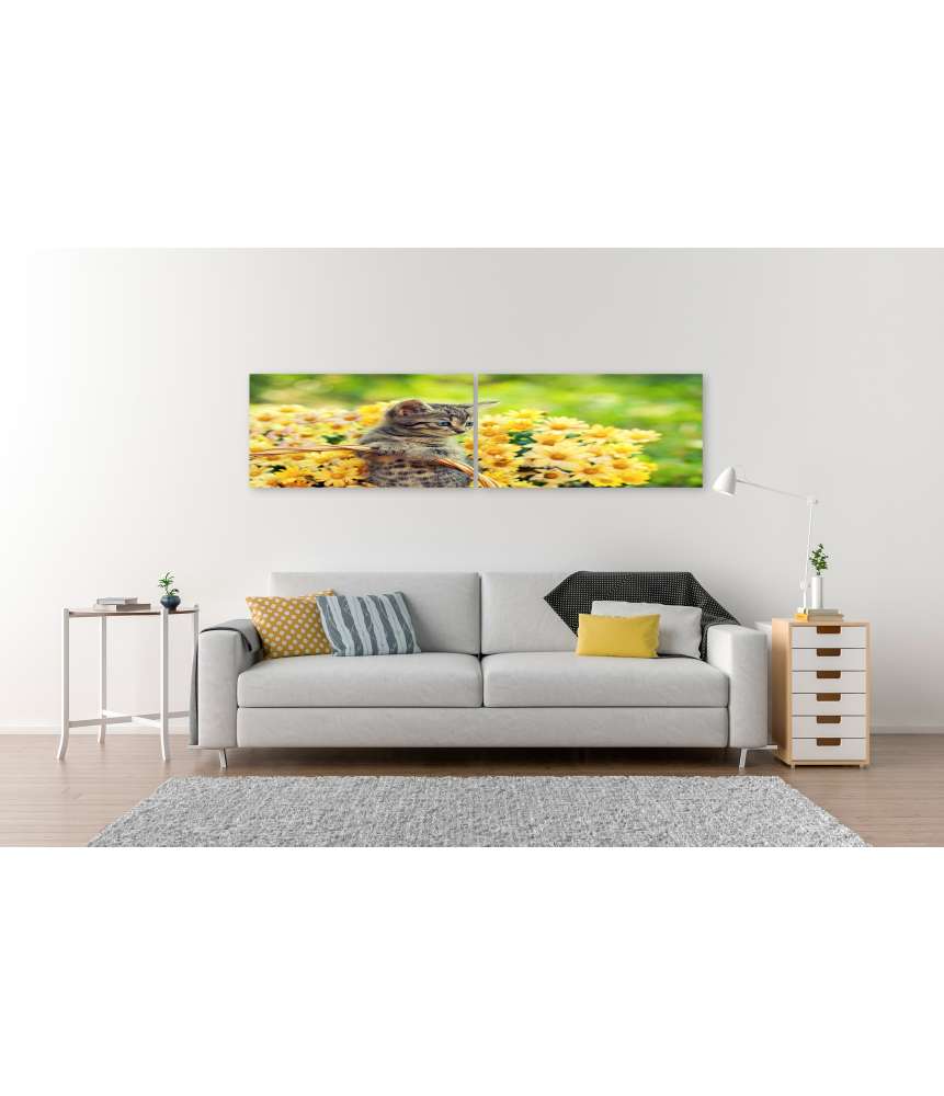 Islandburner Bild auf Leinwand Entzückendes Wandbild eines jungen Kätzchens in einem blumenreichen Garten Flash Sale