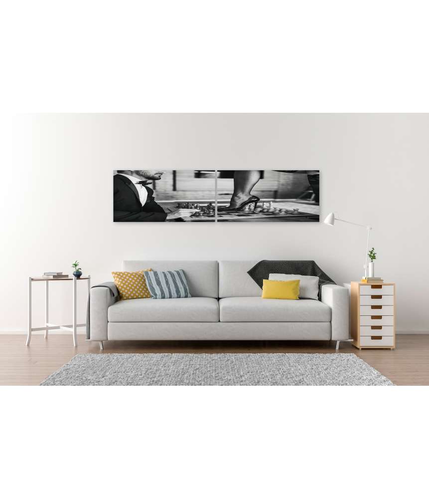 Islandburner Bild auf Leinwand Verlockendes Frauenbein mit Strümpfen und High Heels auf Schachbretthintergrund Black Friday