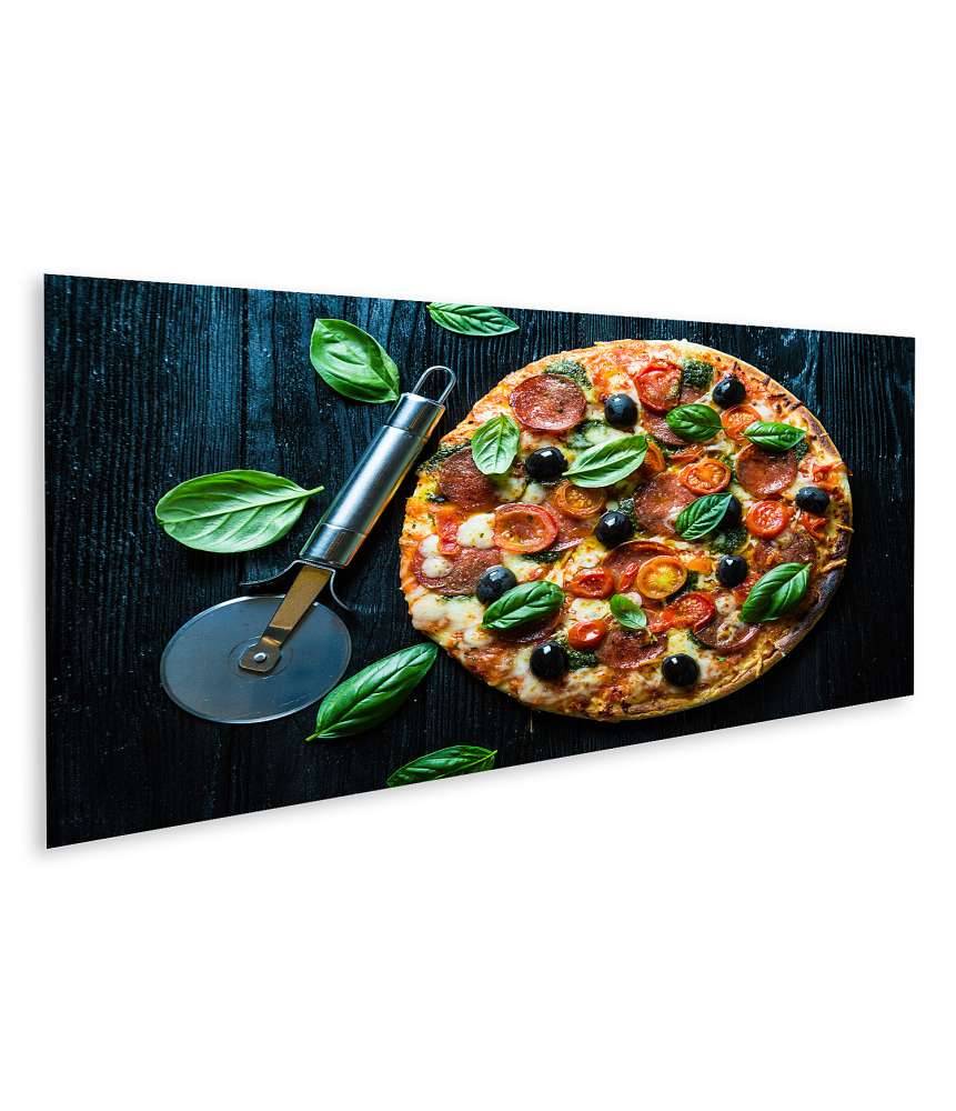 Islandburner Bild auf Leinwand Lebhaftes Wandbild einer Salami-Pizza mit Oliven und Basilikum in Pizzeria