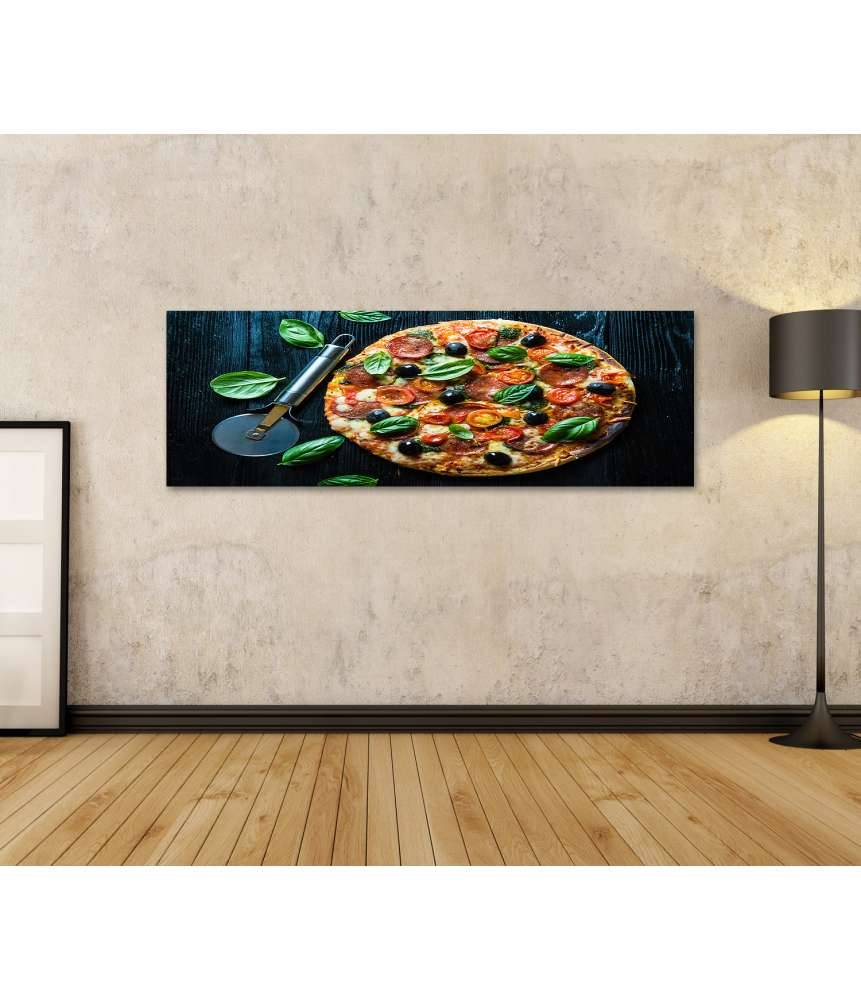 Islandburner Bild auf Leinwand Lebhaftes Wandbild einer Salami-Pizza mit Oliven und Basilikum in Pizzeria Jubiläumsangebot