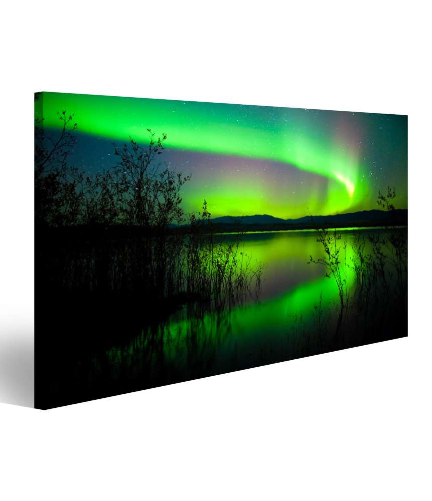 Islandburner Bild auf Leinwand Spiegelnder See unter Nordlichtern und Wetterleuchten in Norwegen