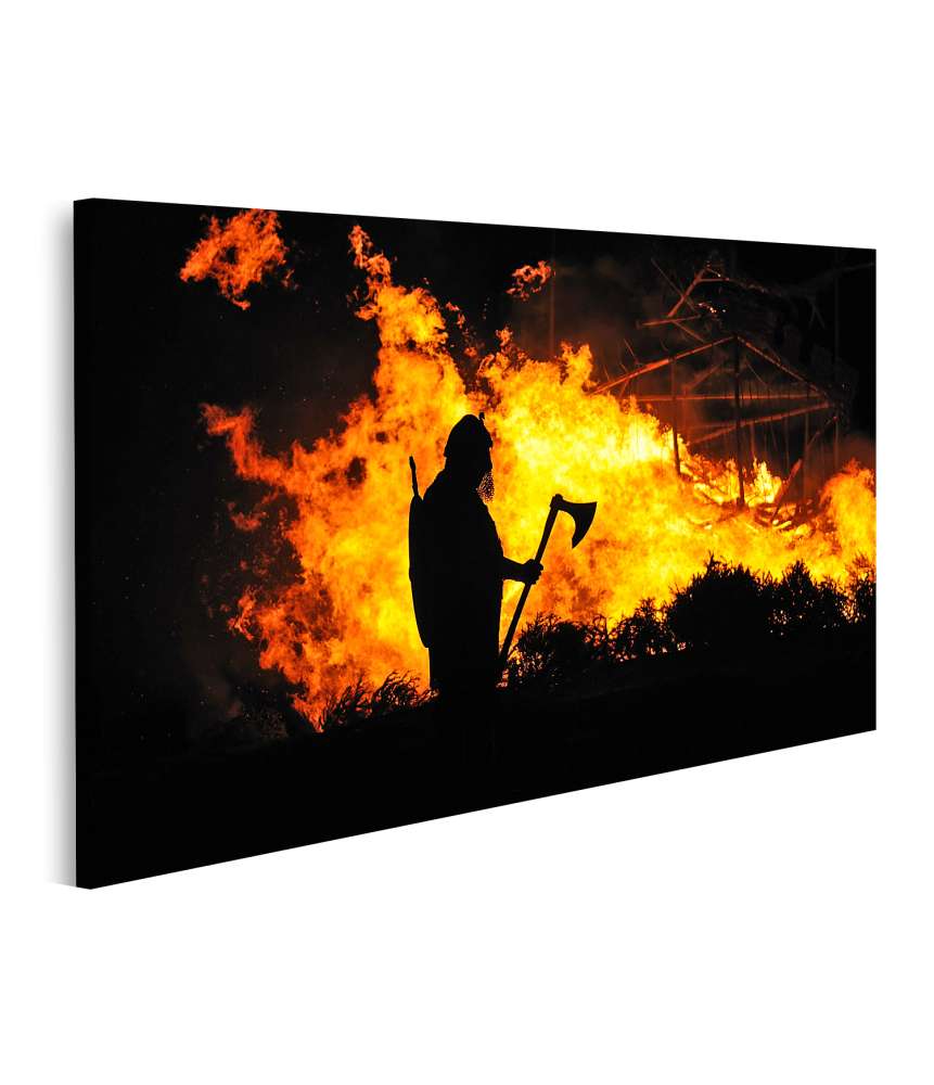Islandburner Bild auf Leinwand Darstellung eines tapferen Wikingers inmitten eines brennenden Gebäudes