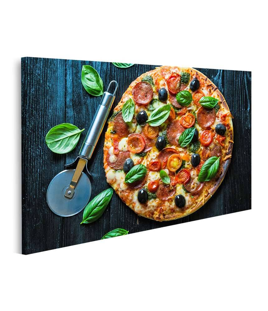 Islandburner Bild auf Leinwand Lebhaftes Wandbild einer Salami-Pizza mit Oliven und Basilikum in Pizzeria