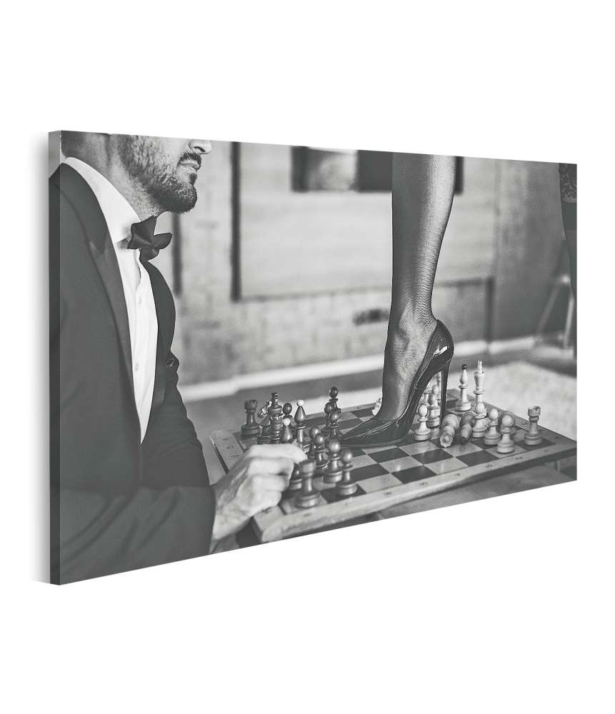 Islandburner Bild auf Leinwand Verlockendes Frauenbein mit Strümpfen und High Heels auf Schachbretthintergrund