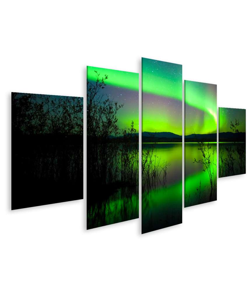 Islandburner Bild auf Leinwand Spiegelnder See unter Nordlichtern und Wetterleuchten in Norwegen