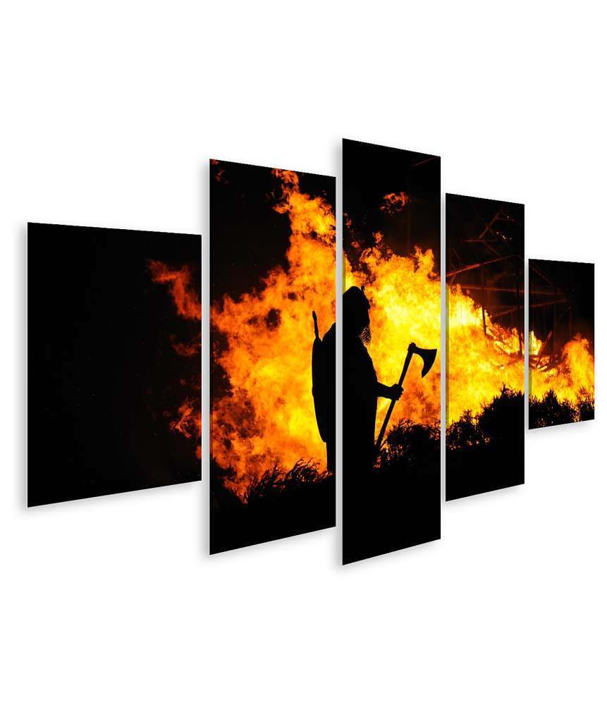 Islandburner Bild auf Leinwand Darstellung eines tapferen Wikingers inmitten eines brennenden Gebäudes