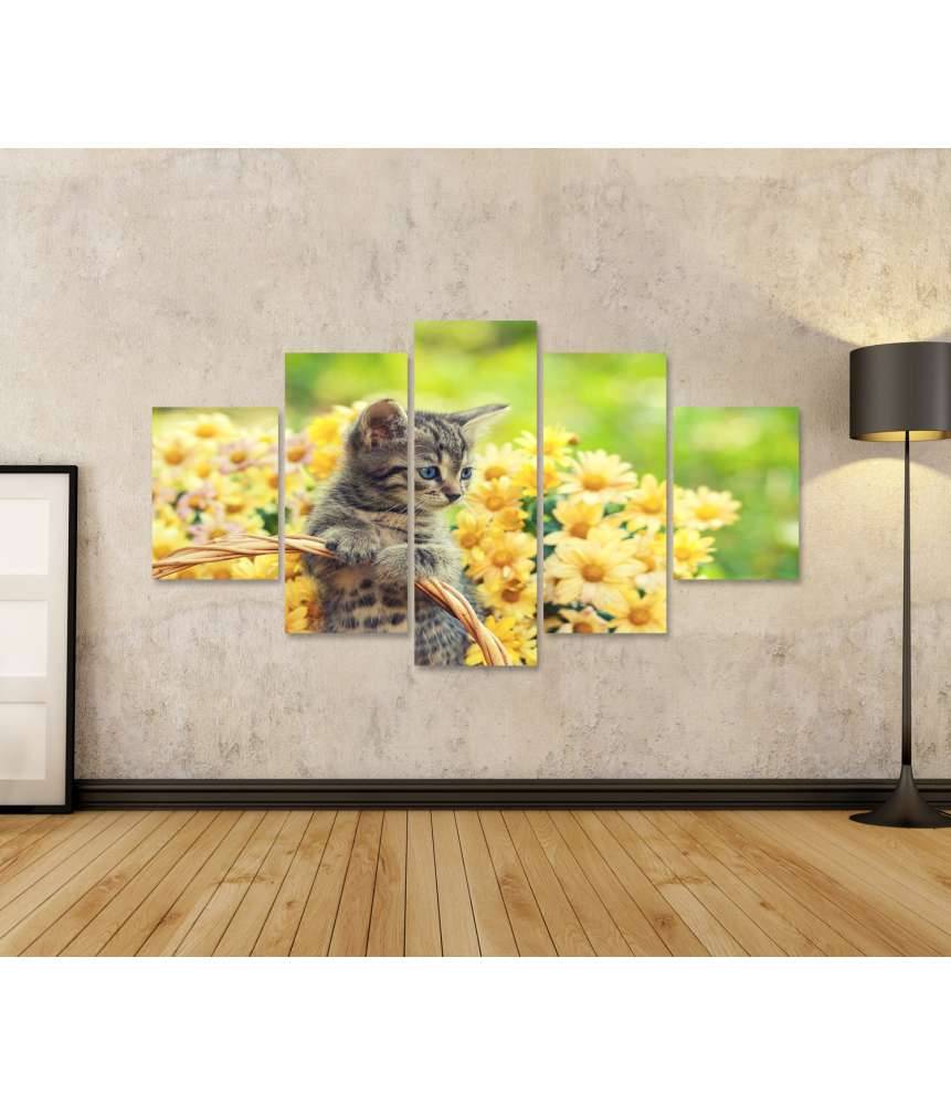 Islandburner Bild auf Leinwand Entzückendes Wandbild eines jungen Kätzchens in einem blumenreichen Garten Black Friday Preise