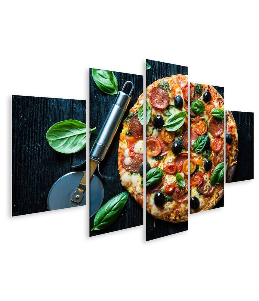 Islandburner Bild auf Leinwand Lebhaftes Wandbild einer Salami-Pizza mit Oliven und Basilikum in Pizzeria