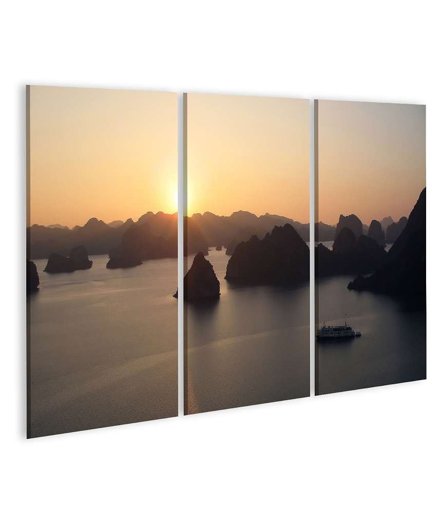 Islandburner Bild auf Leinwand Wandbild: Zauberhafter Sonnenuntergang über der Halong Bucht, Vietnam