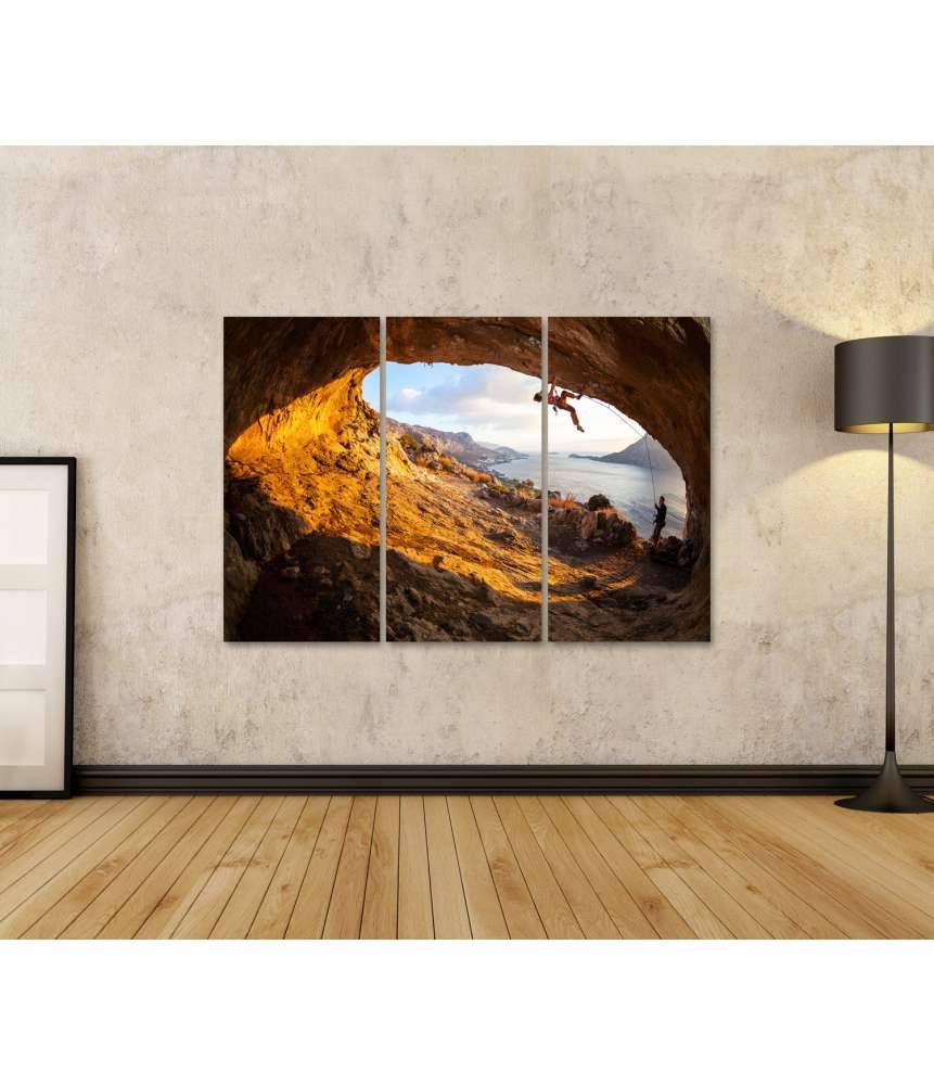Islandburner Bild auf Leinwand Junge Frau klettert in Höhle mit atemberaubender Aussicht im Hintergrund Günstiger Verkauf