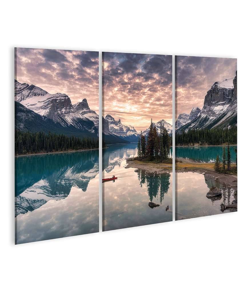 Islandburner Bild auf Leinwand Kanufahrer auf dem Maligne Lake mit Spiegelung der Rocky Mountains auf Spirit Island