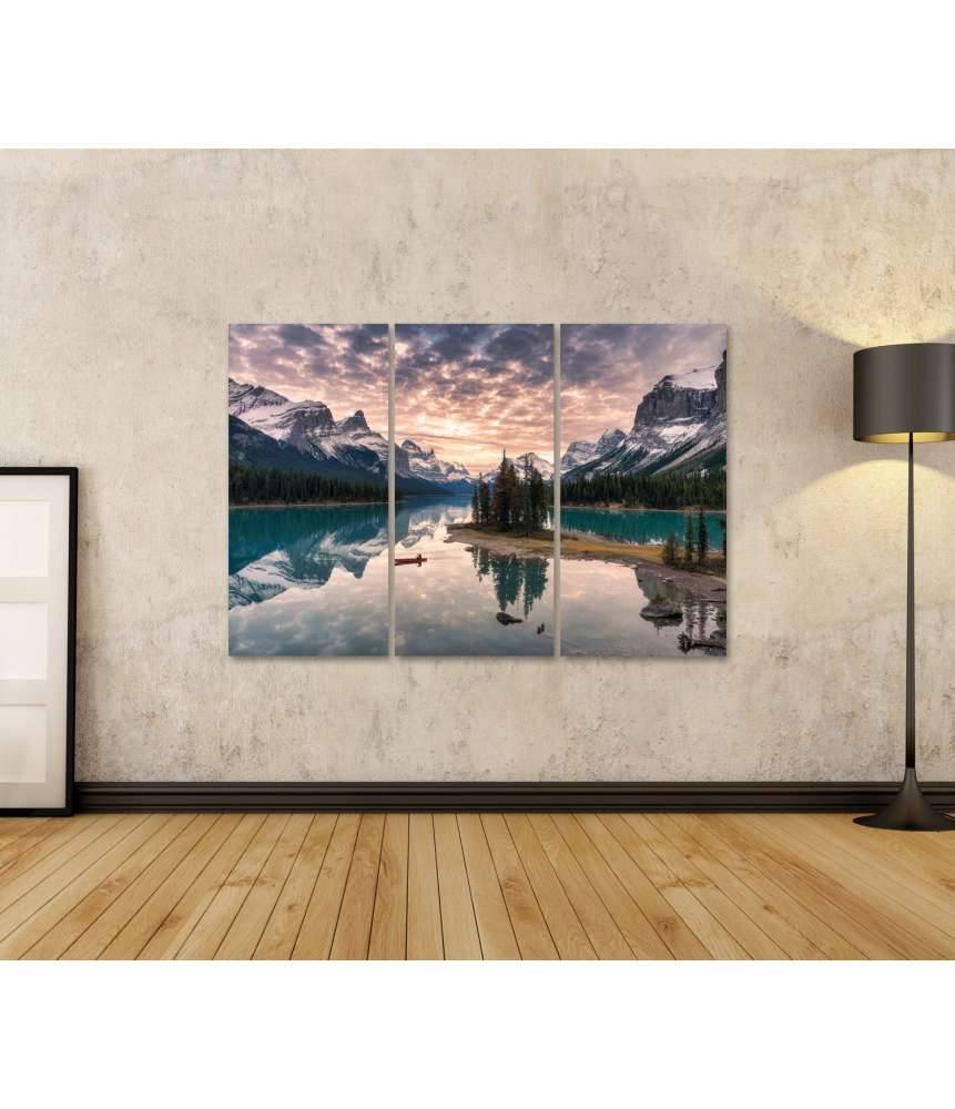 Islandburner Bild auf Leinwand Kanufahrer auf dem Maligne Lake mit Spiegelung der Rocky Mountains auf Spirit Island Meist gekauft