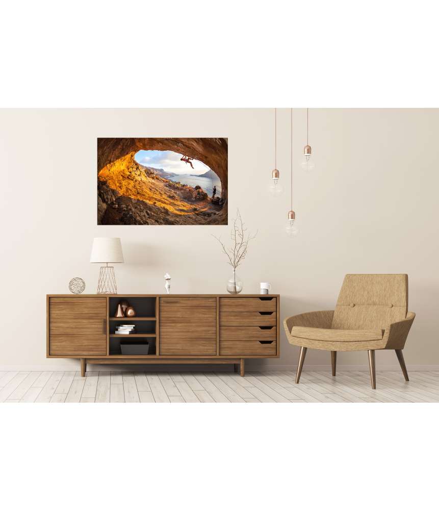 Islandburner XXL Premium Poster Junge Frau klettert in Höhle mit atemberaubender Aussicht im Hintergrund Valentinstagsangebot