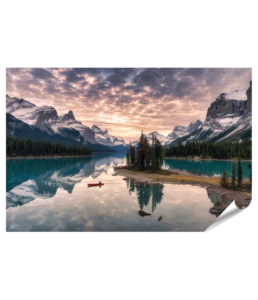 Islandburner XXL Premium Poster Kanufahrer auf dem Maligne Lake mit Spiegelung der Rocky Mountains auf Spirit Island Lagerräumung