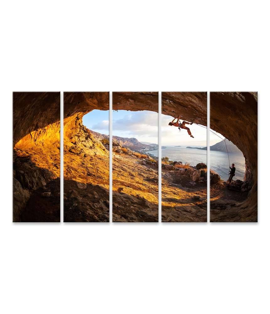 Islandburner Bild auf Leinwand Junge Frau klettert in Höhle mit atemberaubender Aussicht im Hintergrund Letzte 3 Tage