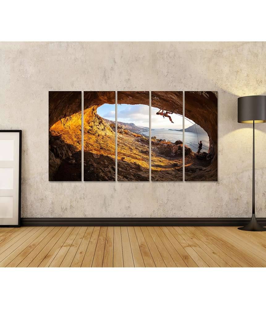 Islandburner Bild auf Leinwand Junge Frau klettert in Höhle mit atemberaubender Aussicht im Hintergrund Letzte 3 Tage