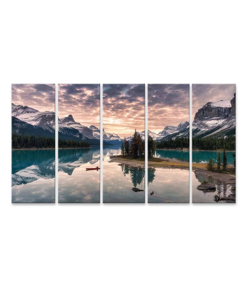 Islandburner Bild auf Leinwand Kanufahrer auf dem Maligne Lake mit Spiegelung der Rocky Mountains auf Spirit Island Neueste Stile