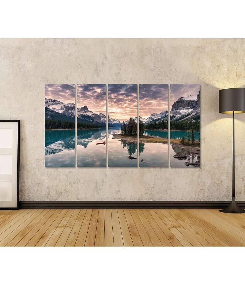 Islandburner Bild auf Leinwand Kanufahrer auf dem Maligne Lake mit Spiegelung der Rocky Mountains auf Spirit Island Neueste Stile