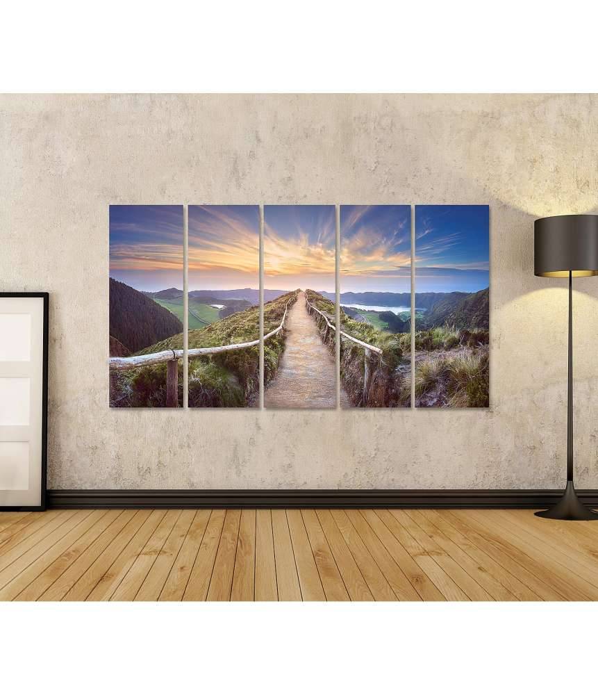 Islandburner Bild auf Leinwand Atemberaubende Ansicht eines Wanderweges in der Berglandschaft von Ponta Delgada, Azoren Sonderangebot der Fabrik