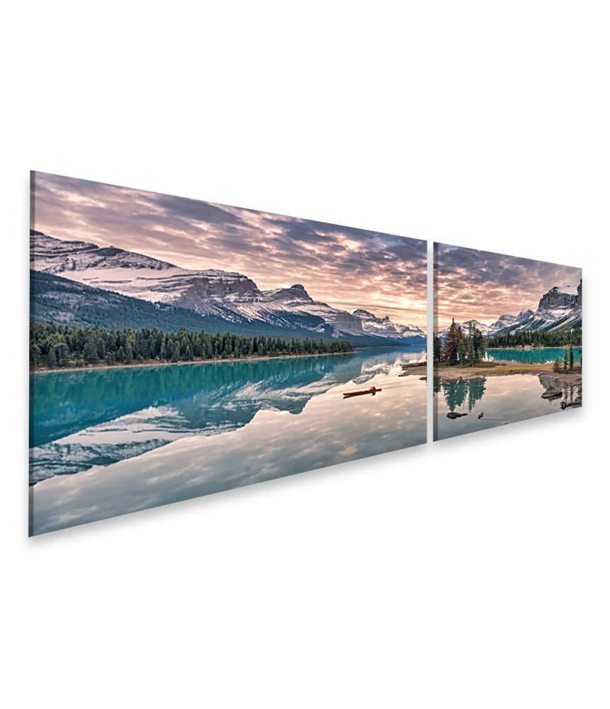 Islandburner Bild auf Leinwand Kanufahrer auf dem Maligne Lake mit Spiegelung der Rocky Mountains auf Spirit Island Outlet