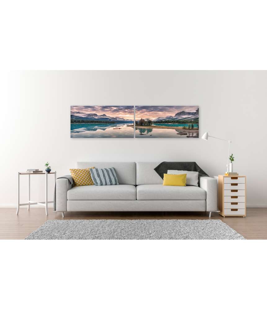 Islandburner Bild auf Leinwand Kanufahrer auf dem Maligne Lake mit Spiegelung der Rocky Mountains auf Spirit Island Outlet