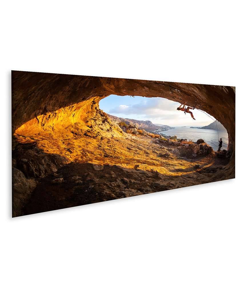 Islandburner Bild auf Leinwand Junge Frau klettert in Höhle mit atemberaubender Aussicht im Hintergrund
