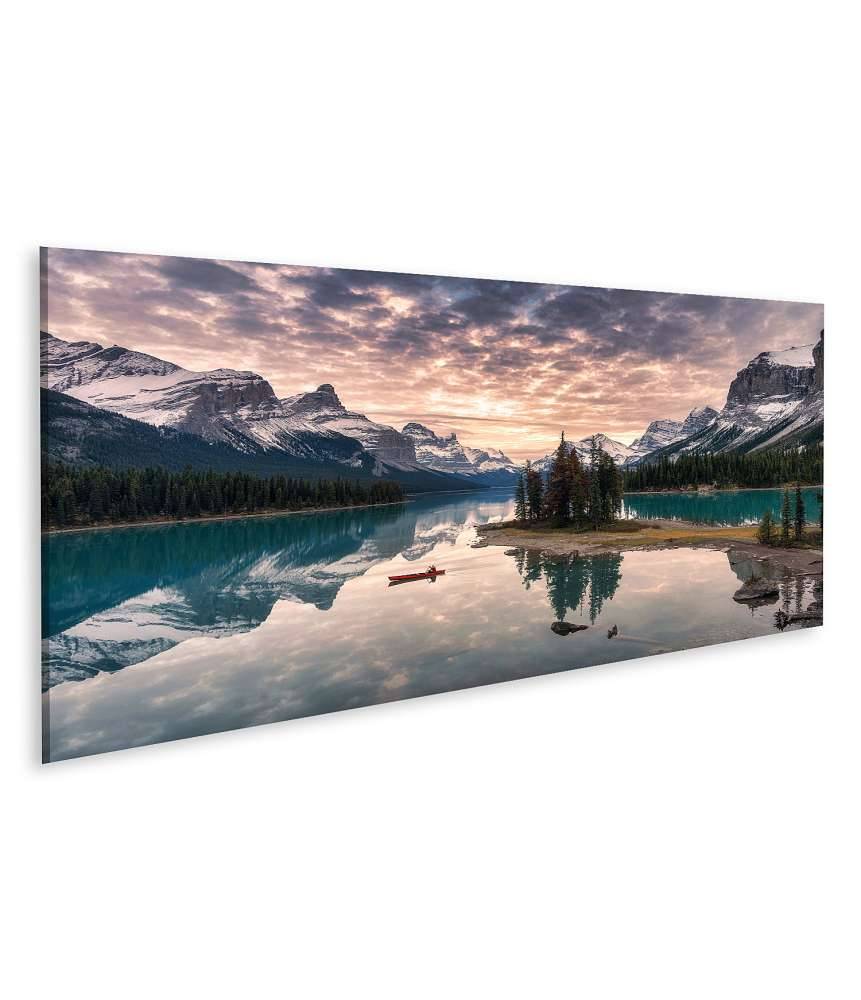 Islandburner Bild auf Leinwand Kanufahrer auf dem Maligne Lake mit Spiegelung der Rocky Mountains auf Spirit Island