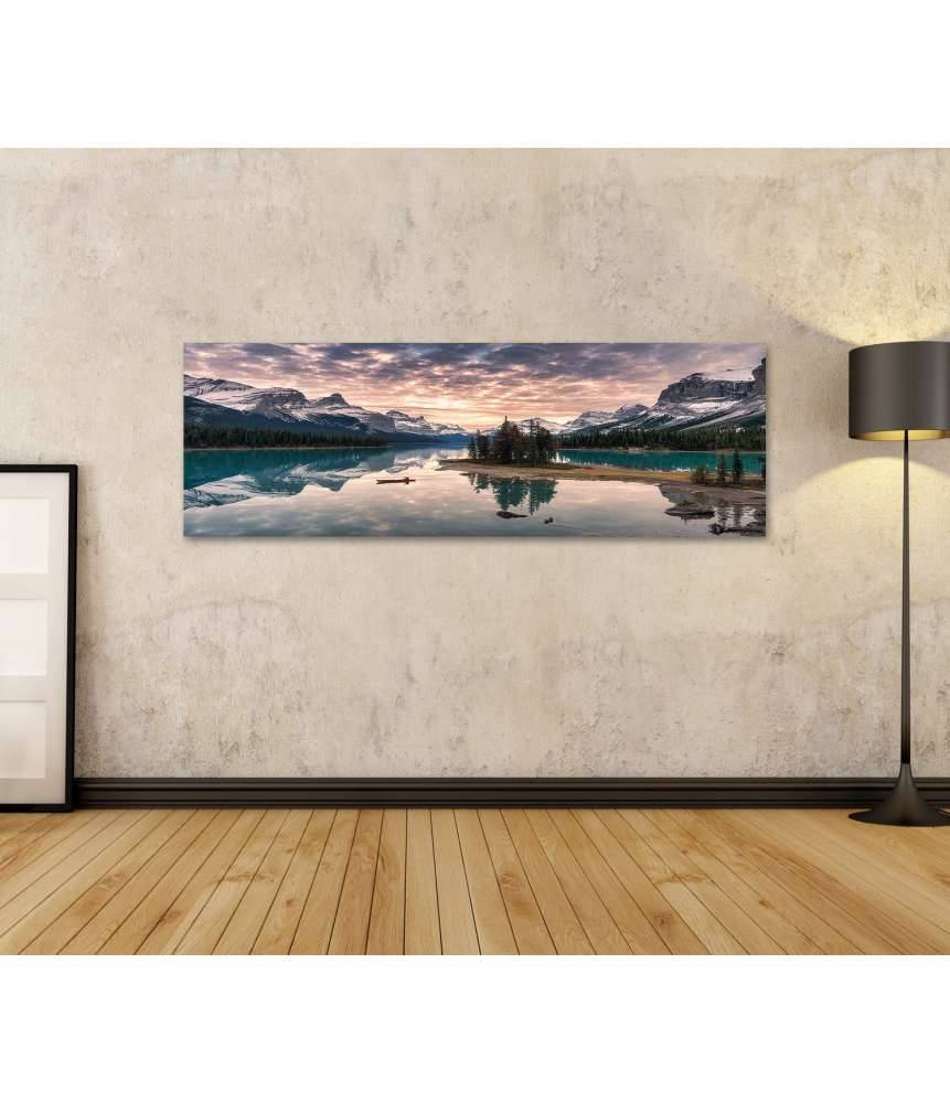 Islandburner Bild auf Leinwand Kanufahrer auf dem Maligne Lake mit Spiegelung der Rocky Mountains auf Spirit Island Preisnachlass