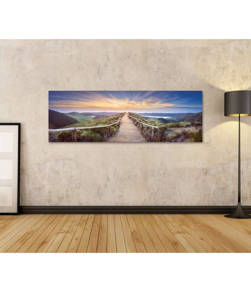 Islandburner Bild auf Leinwand Atemberaubende Ansicht eines Wanderweges in der Berglandschaft von Ponta Delgada, Azoren Neueste Mode
