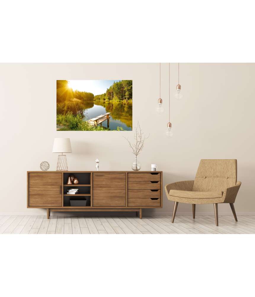 Islandburner Premium Poster Idyllische Sommerlandschaft mit Waldsee unter strahlendem Sonnenschein Wochenangebot