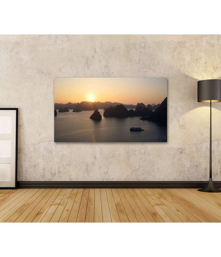 Islandburner Bild auf Leinwand Wandbild: Zauberhafter Sonnenuntergang über der Halong Bucht, Vietnam Osterangebot