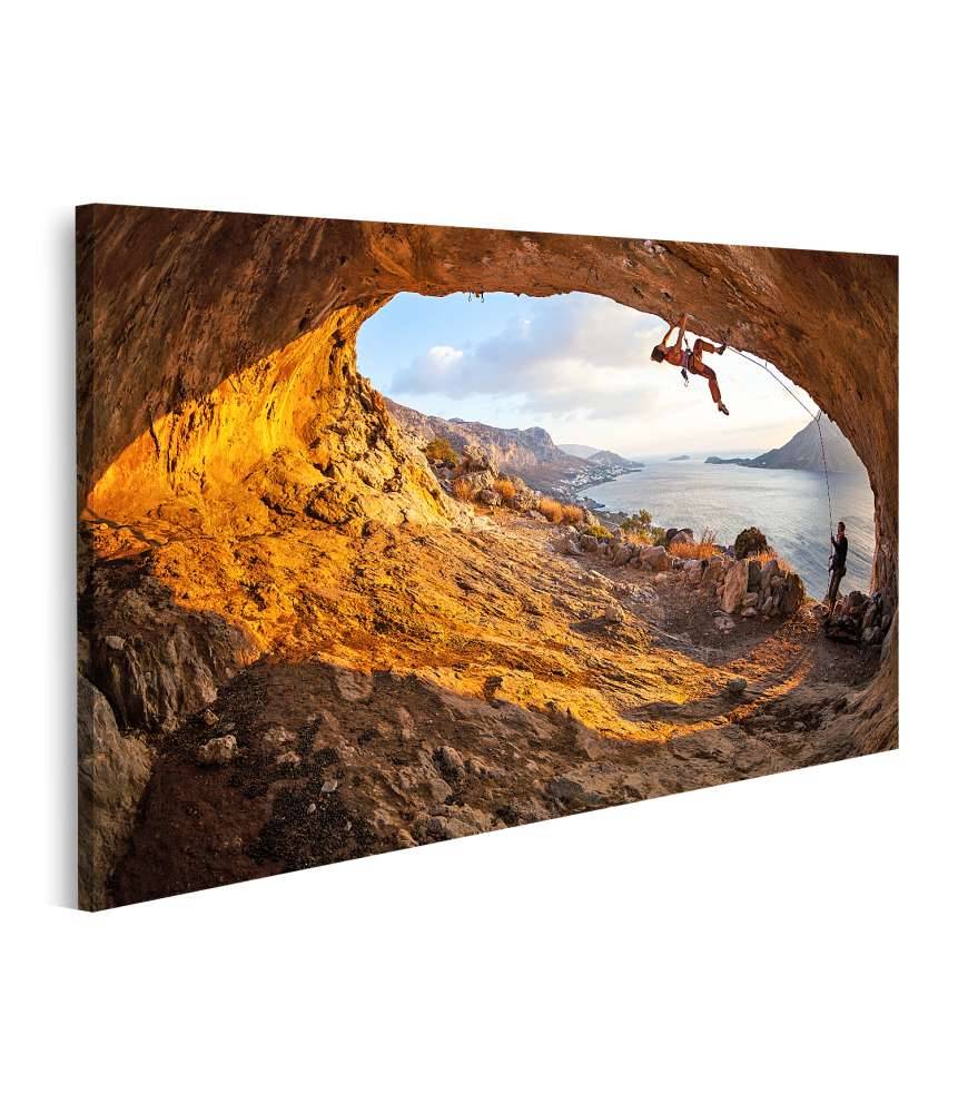 Islandburner Bild auf Leinwand Junge Frau klettert in Höhle mit atemberaubender Aussicht im Hintergrund Jubiläumsangebot