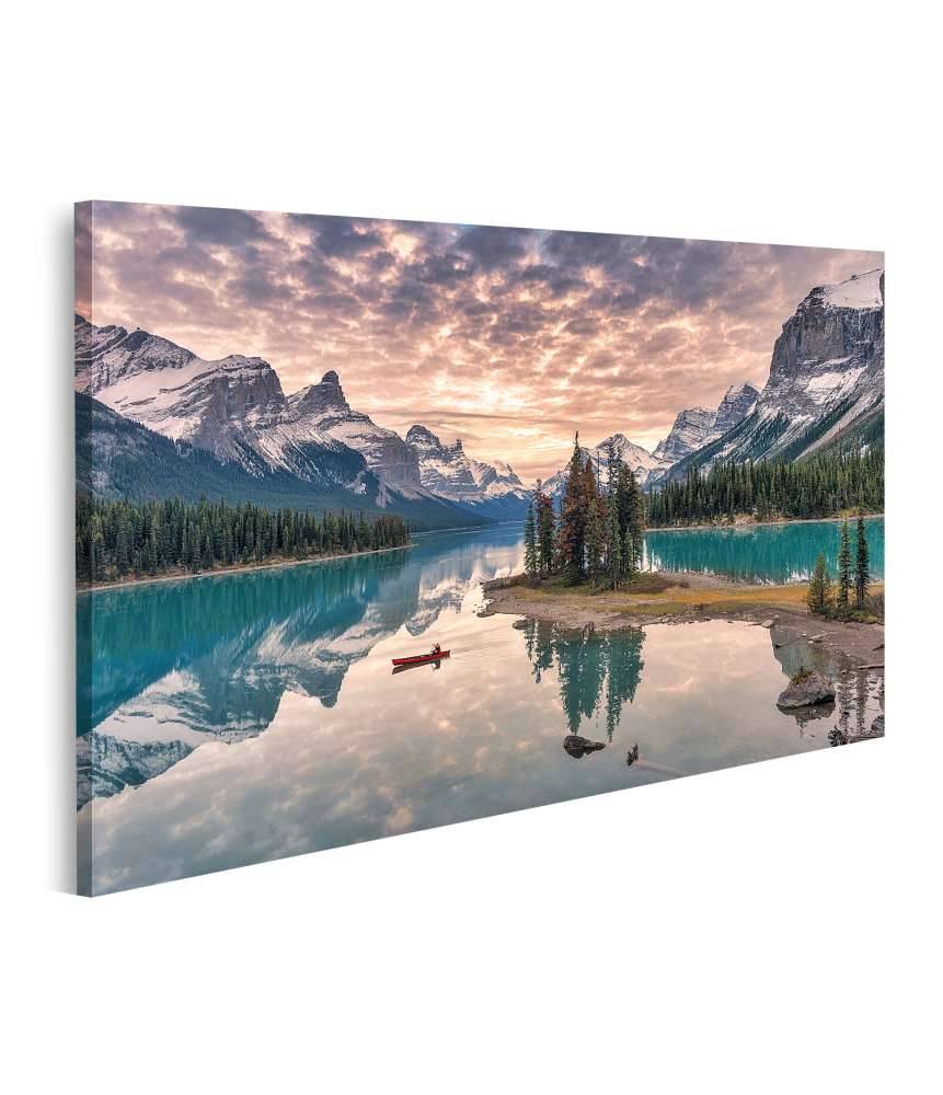 Islandburner Bild auf Leinwand Kanufahrer auf dem Maligne Lake mit Spiegelung der Rocky Mountains auf Spirit Island