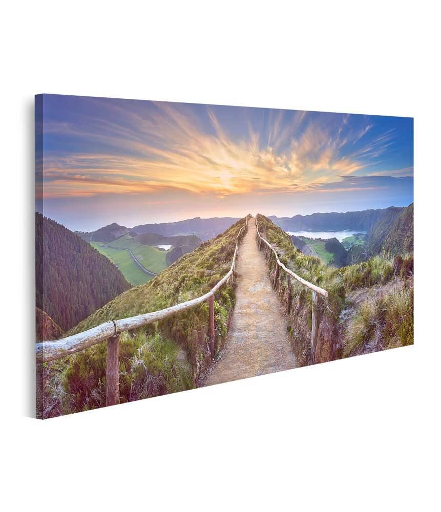Islandburner Bild auf Leinwand Atemberaubende Ansicht eines Wanderweges in der Berglandschaft von Ponta Delgada, Azoren