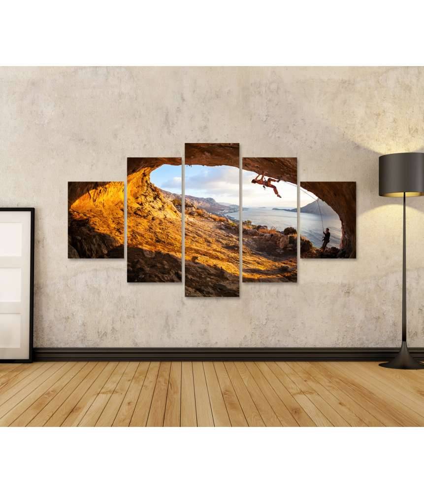 Islandburner Bild auf Leinwand Junge Frau klettert in Höhle mit atemberaubender Aussicht im Hintergrund Neueste Stile