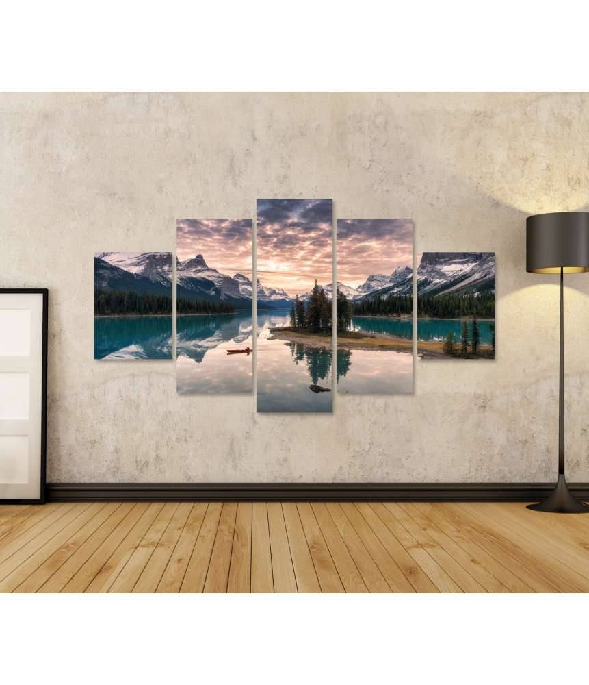 Islandburner Bild auf Leinwand Kanufahrer auf dem Maligne Lake mit Spiegelung der Rocky Mountains auf Spirit Island Letzter Tag