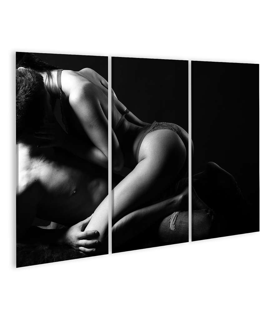 Islandburner Bild auf Leinwand Junges Paar im Bett: Frau in Spitzen-Dessous, Mann in Schwarz-Weiß-Erotikbild Fabrik Onlineshop