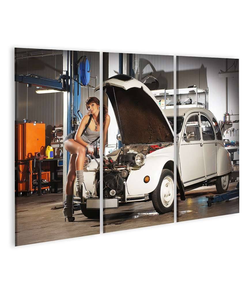 Islandburner Bild auf Leinwand Verführerische Frau repariert Retro Citroen Ente in einer alten Garage