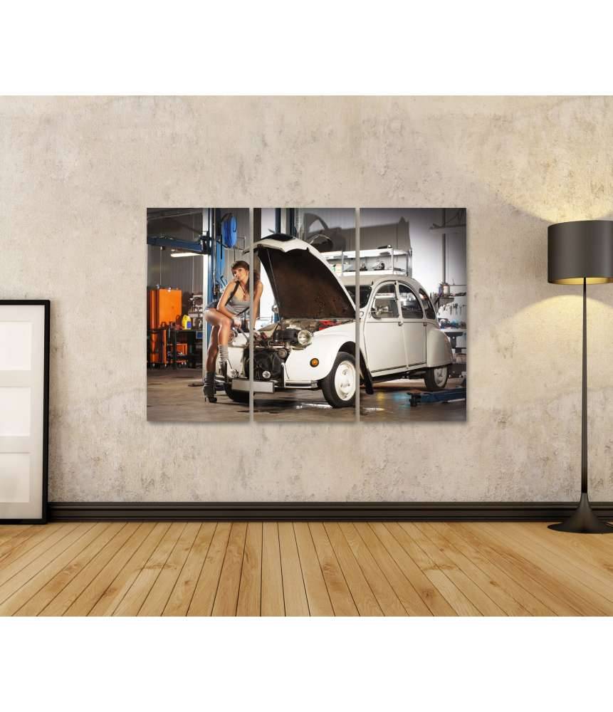 Islandburner Bild auf Leinwand Verführerische Frau repariert Retro Citroen Ente in einer alten Garage Begrenztes Angebot