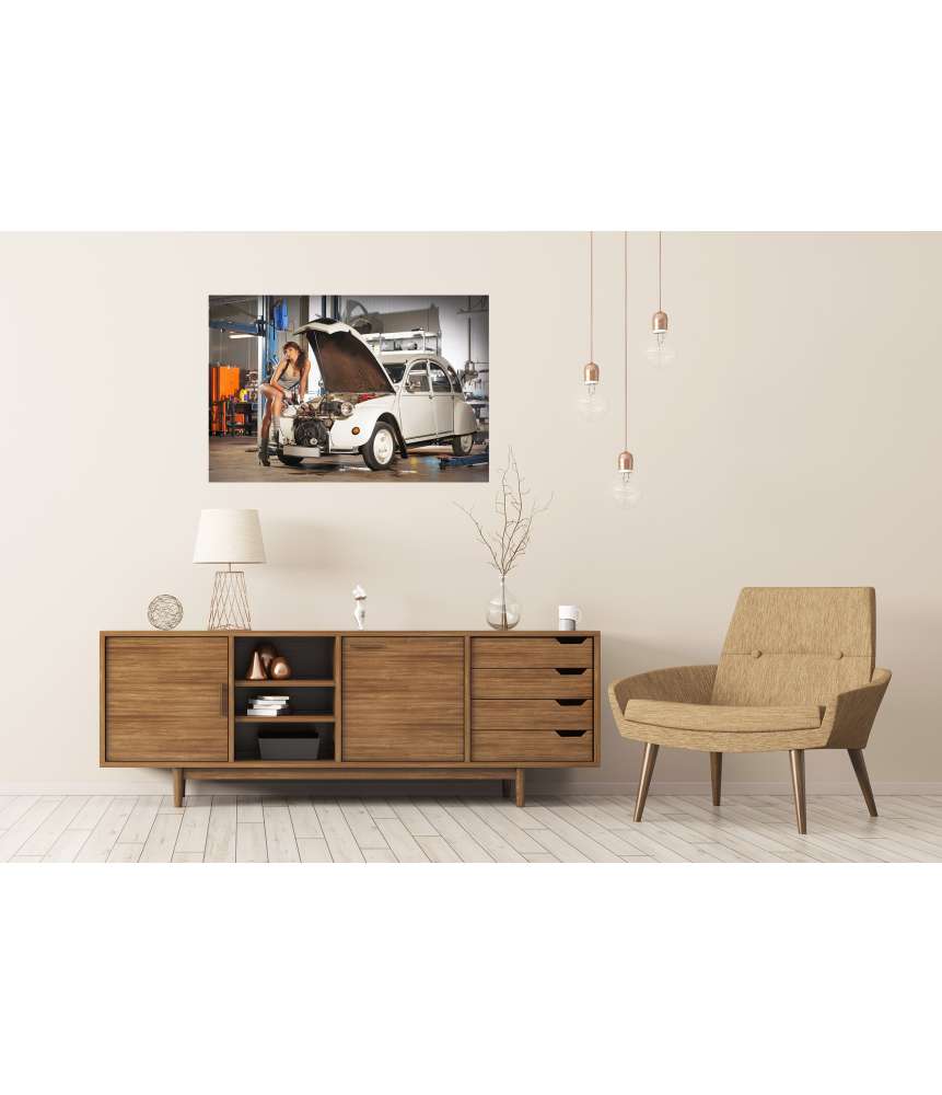 Islandburner XXL Premium Poster Verführerische Frau repariert Retro Citroen Ente in einer alten Garage Jubiläumsangebot
