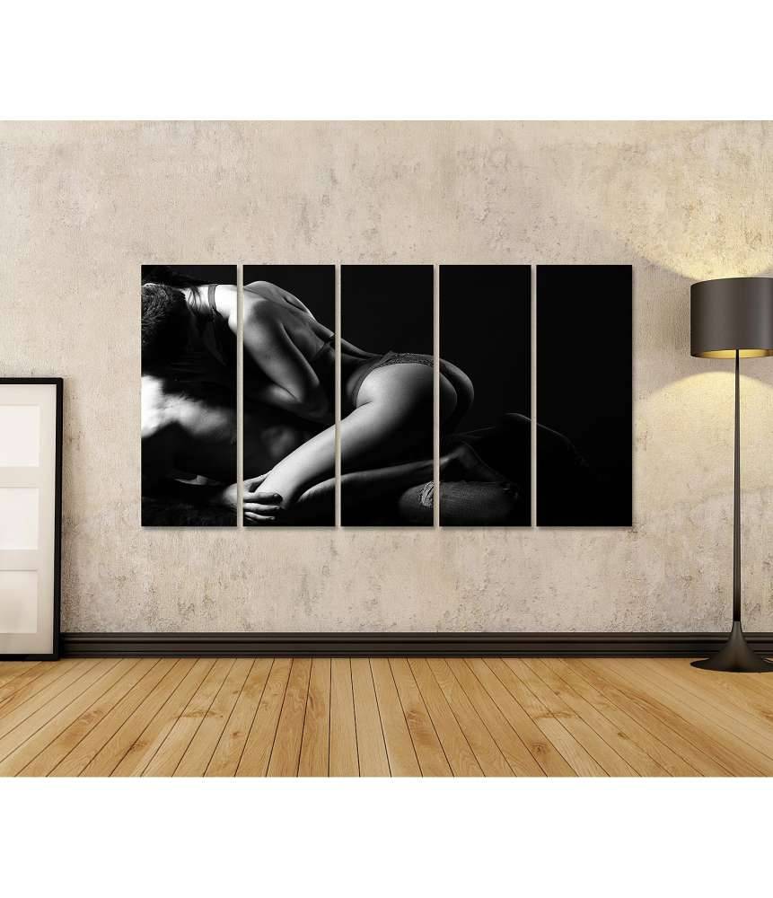 Islandburner Bild auf Leinwand Junges Paar im Bett: Frau in Spitzen-Dessous, Mann in Schwarz-Weiß-Erotikbild Kostenloser Versand