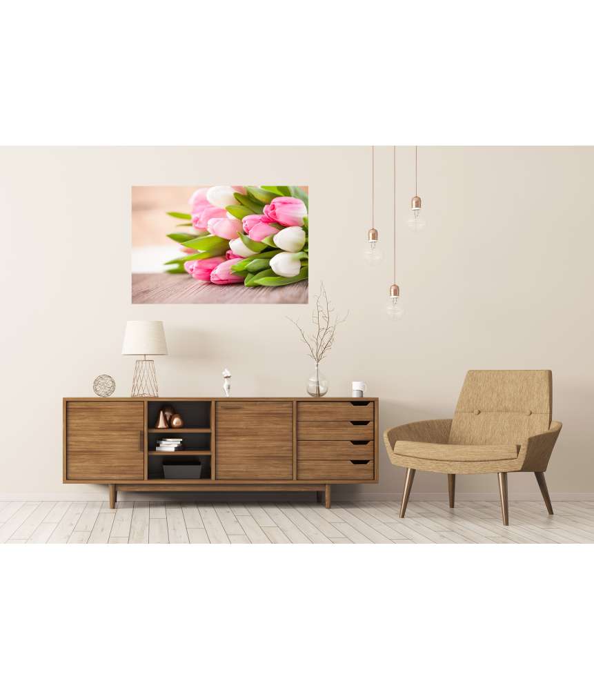 Islandburner Premium Poster Ein Strauß rosa-weißer Tulpen auf einem Tisch, elegant dargestellt Letzte 2 Tage
