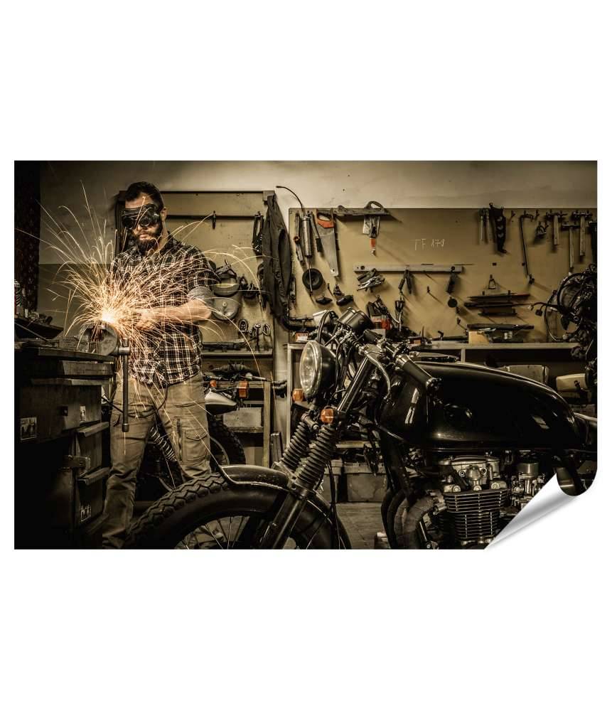 Islandburner Premium Poster Mechaniker an Drehbank in Motorradwerkstatt, Funken sprühen Bis zu 60% Rabatt